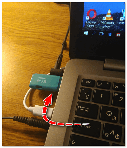Podklyuchaem fleshku k USB portu