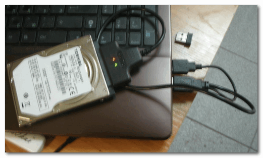 Жесткий диск подключен к USB порту с помощью спец. переходника