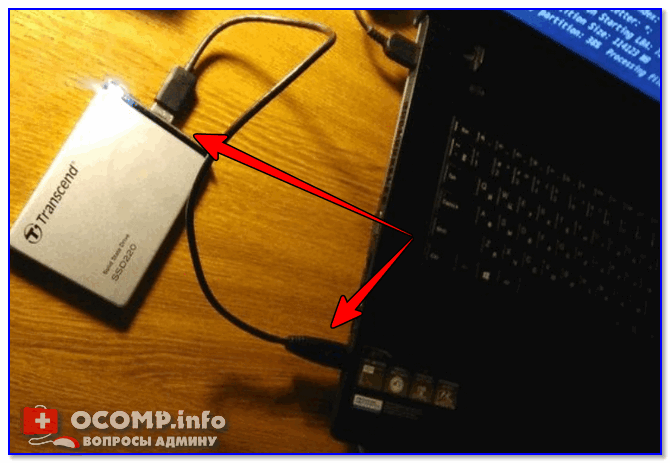 SSD nakopitel podklyuchen k USB portu noutbuka s pomoshhyu spets. kabelya